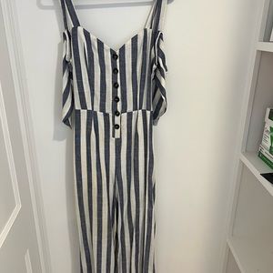 Linen jumpsuit perfect for vacations / summer / spring time.